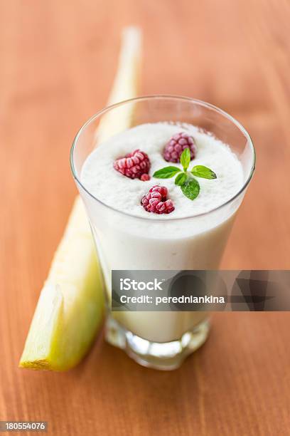 Latte Frullato Con Frutta - Fotografie stock e altre immagini di Alimentazione sana - Alimentazione sana, Bianco, Bibita