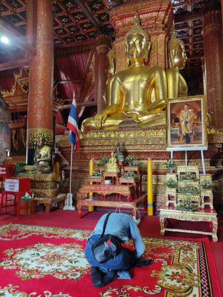 quatro estátuas de buda dentro da capela-mor de wat phumin na província de nan, tailândia. - phumin - fotografias e filmes do acervo