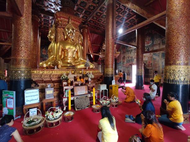 vier buddha-statuen in der hauptkapelle des wat phumin in der provinz nan, thailand. - wat phumin stock-fotos und bilder