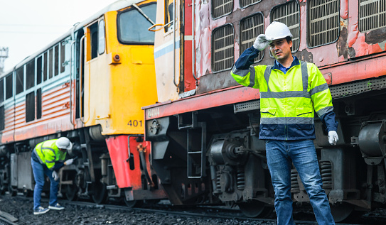 Locomotive maintenance engineer burns out from heavy effort and pressure. This overwhelming state causes anxiety, low self-esteem, and despair. Long hours, high demands on physical and mental health.