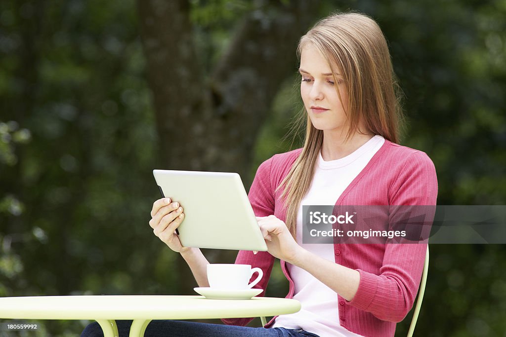 여자아이 디지털 태블릿 야외 카페 - 로열티 프리 14-15 살 스톡 사진