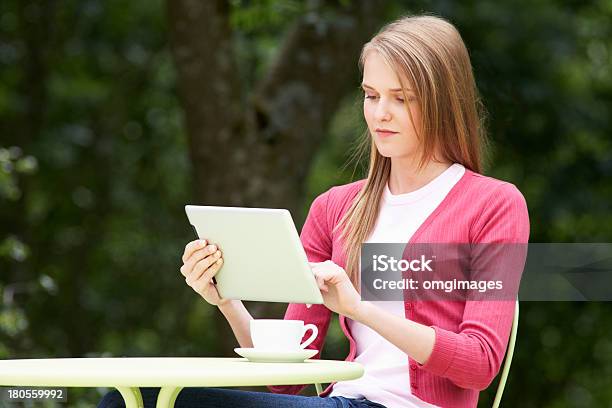 여자아이 디지털 태블릿 야외 카페 14-15 살에 대한 스톡 사진 및 기타 이미지 - 14-15 살, 디지털 원주민, 디지털 태블릿 사용하기