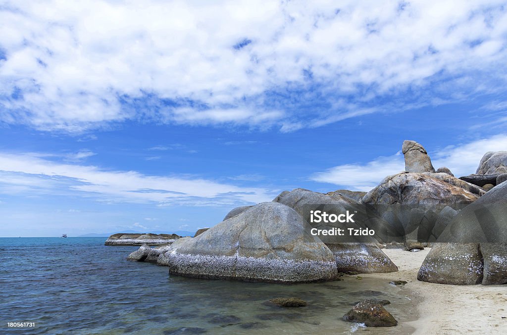 奇妙な岩（ホアヒン Ta ロック）のビーチを背景に、サムイ島 - アジア大陸のロイヤリティフリーストックフォト