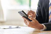 h%C3%A4nde-eines-gesch%C3%A4ftsmannes-mit-einem-smartphone.jpg?b=1&s=170x170&k=20&c=XZ-qzHR84SyF4SRu0XJw0lAvnXPeBxlaTA6ti_5SPaM=