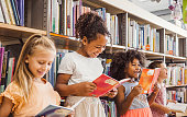 kinder-die-die-bibliothek-besuchen.jpg?b=1&s=170x170&k=20&c=jF3ftnT3asl0CffbvyI7RSBokL1R8IuO0aXvLOTNDIc=