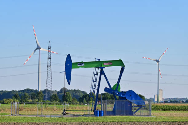 producción de petróleo y gas y energía eólica - omv fotografías e imágenes de stock