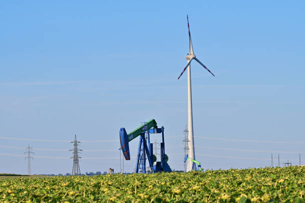 producción de petróleo y gas y energía eólica - omv fotografías e imágenes de stock