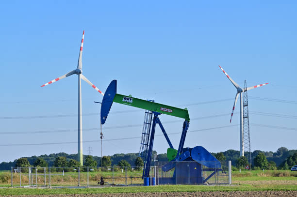 producción de petróleo y gas y energía eólica en prottes - omv fotografías e imágenes de stock