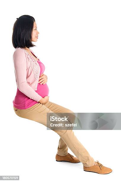 Seitenansicht Schwangere Asiatische Frau Sitzend Stockfoto und mehr Bilder von Asiatischer und Indischer Abstammung - Asiatischer und Indischer Abstammung, Attraktive Frau, Bauch