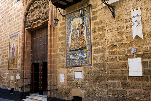 Iglesia de San Lorenzo Mártir, built in the 18th century.  The main façade has simple lines, although to the right of the entrance there is a ceramic panel with the images of the Brotherhood of the Afflicted, a work made in 1927 by Ruiz de Luna.
