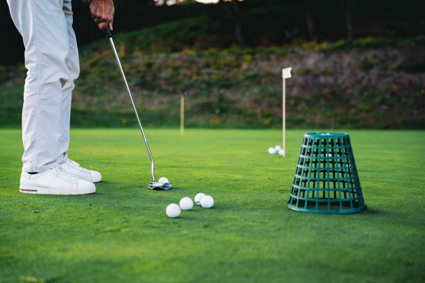 treinamento de homem adulto na escola de golfe - golf green practicing sports training - fotografias e filmes do acervo