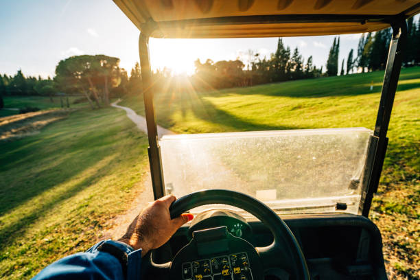 quang cảnh một người đàn ông lái xe golf lúc hoàng hôn - quan điểm cá nhân hình ảnh sẵn có, bức ảnh & hình ảnh trả phí bản quyền một lần
