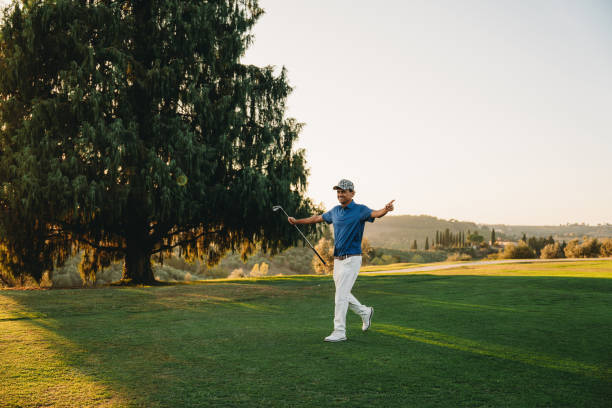 célébration d’un trou d’un coup pour un golfeur professionnel - freedom tire swing tire swing photos et images de collection