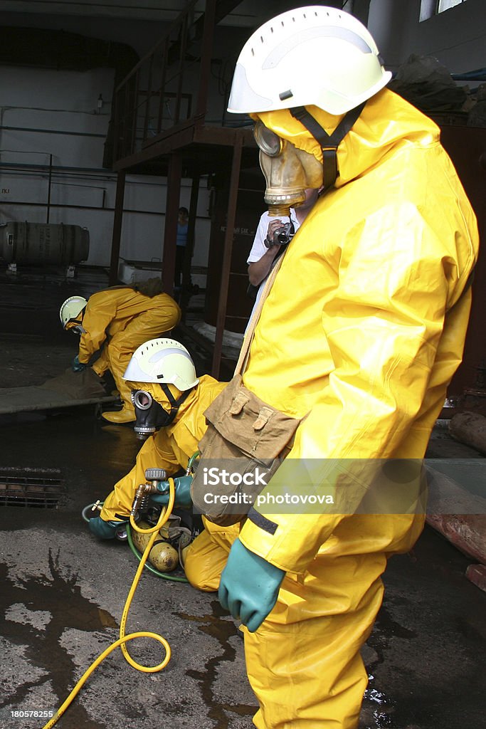 Vigili del fuoco in tuta di protezione chimica - Foto stock royalty-free di Adulto