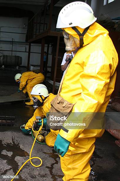 Vigili Del Fuoco In Tuta Di Protezione Chimica - Fotografie stock e altre immagini di Adulto - Adulto, Ambiente, Composizione verticale