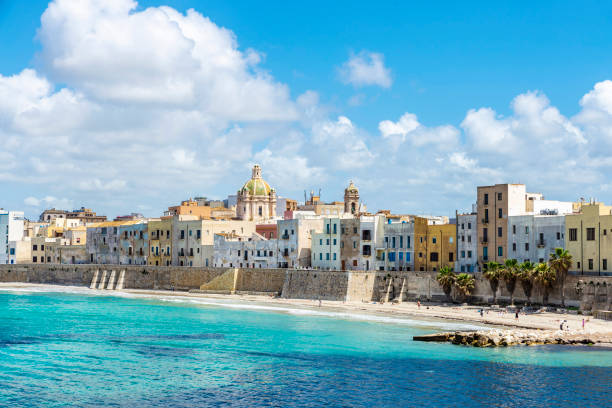 promenade et plage à marsala, trapani, sicile, italie - trapani photos et images de collection