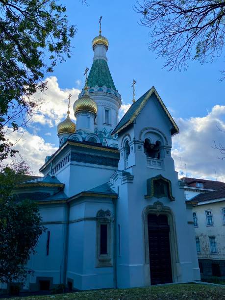 bulgaria - sofia - russian orthodoxe church - cupola gold russian orthodox autumn imagens e fotografias de stock
