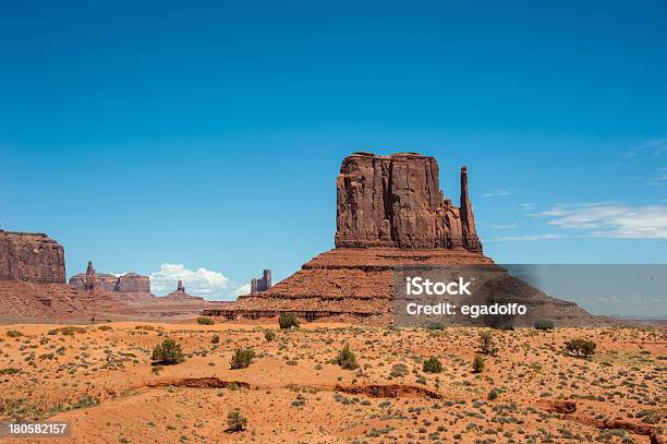 Monument Valley Panorama - Fotografie stock e altre immagini di Ambientazione esterna - Ambientazione esterna, Arancione, Arizona