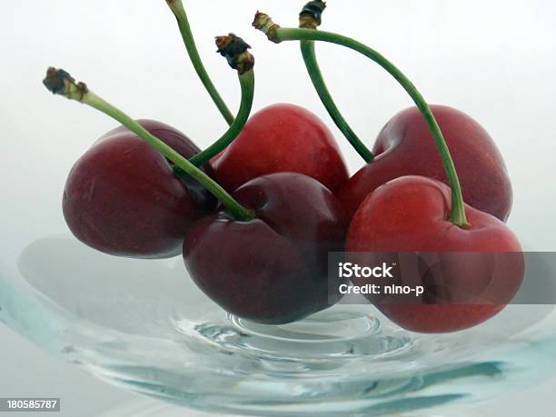 Ciliegie En Vetro Foto de stock y más banco de imágenes de Alimento - Alimento, Brillante, Cereza