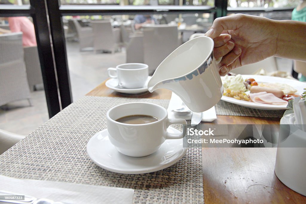 Gießen Milch in die Kaffeetasse. - Lizenzfrei Afrikanischer Abstammung Stock-Foto
