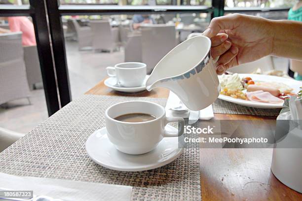 Gießen Milch In Die Kaffeetasse Stockfoto und mehr Bilder von Afrikanischer Abstammung - Afrikanischer Abstammung, Alkoholisches Getränk, Bildhintergrund