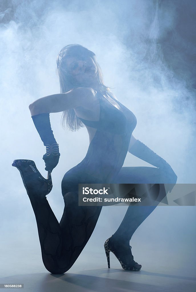 Mulher dança em uma fumaça. Studio - Foto de stock de Mulheres royalty-free