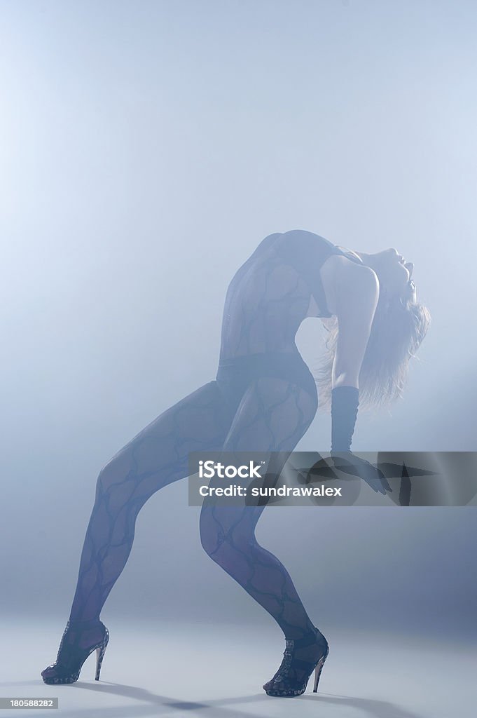 Mujer bailando en el humo. Habitación tipo estudio - Foto de stock de Actividad libre de derechos