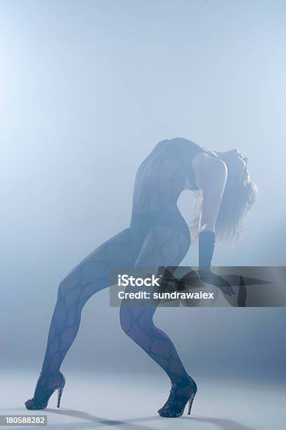 Mujer Bailando En El Humo Habitación Tipo Estudio Foto de stock y más banco de imágenes de Actividad - Actividad, Adulto, Adulto joven