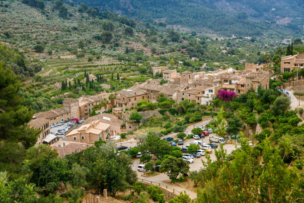 captura de fotos aéreas del pueblo de fornalutx en mallorca - fornalutx majorca spain village fotografías e imágenes de stock