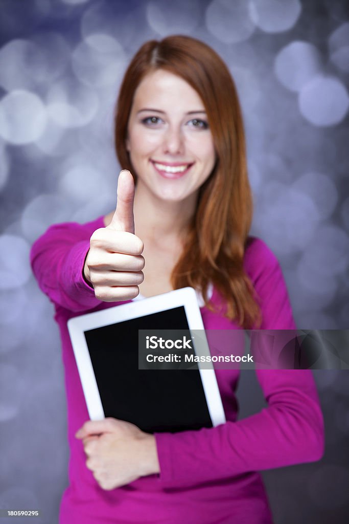 Rotes Haar Frau mit tablet zeigen OK - Lizenzfrei Arbeiten Stock-Foto