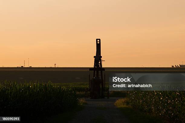 Pumpjack Foto de stock y más banco de imágenes de Agricultura - Agricultura, Aire libre, Alimento