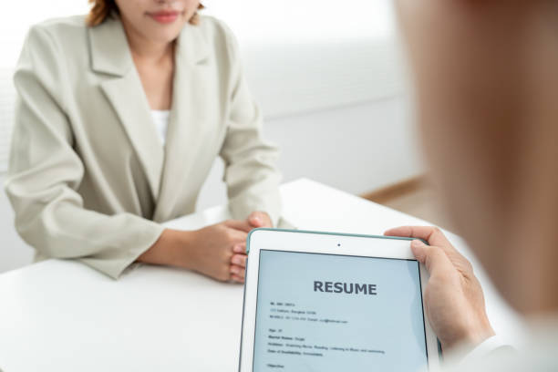 Executives accept job application documents and read job applicants resume to match the position. company publishes vacancies online to find human. Human resource, interview, letters, competence. los ejecutivos aceptan documentos de solicitud de empleo y leen el currículum vitae de los solicitantes de empleo para que coincida con el puesto. la empresa publica vacantes en línea para encontrar humanos. recursos humanos, entrevista, cartas, competen