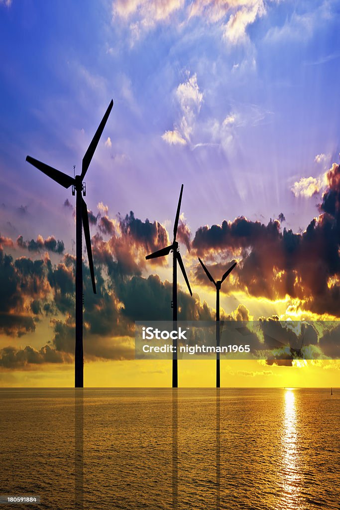 Energia eólica em pôr do sol - Royalty-free Amarelo Foto de stock