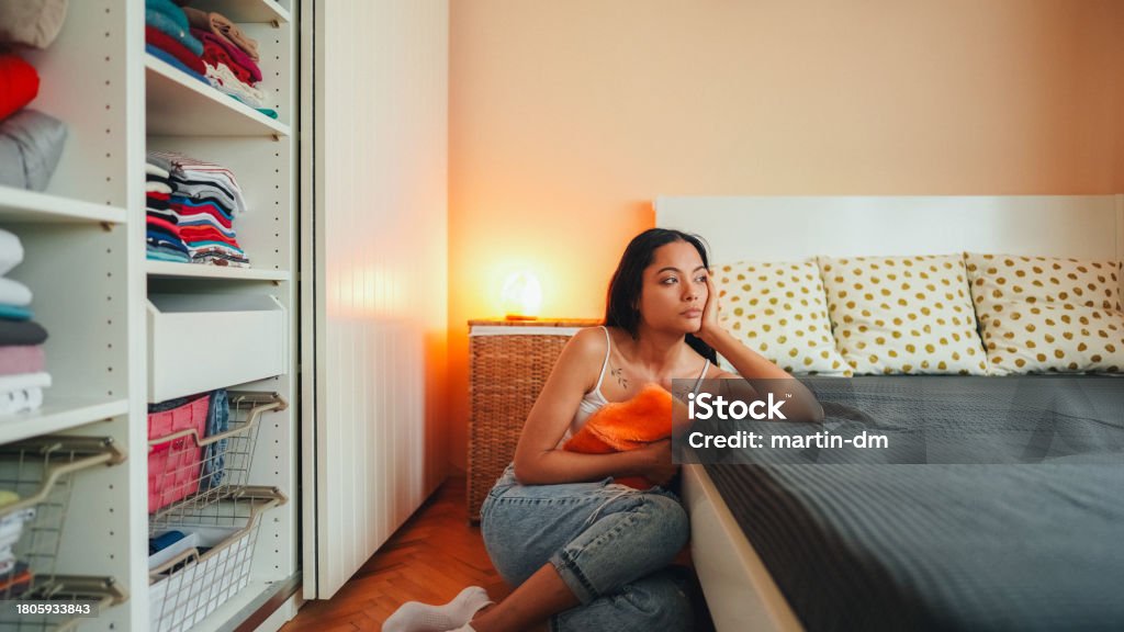 Femme souffrant de douleurs à l’estomac restant à la maison - Photo de Endométriose libre de droits Femme souffrant de douleurs à l’estomac restant à la maison - Photo de Endométriose libre de droits