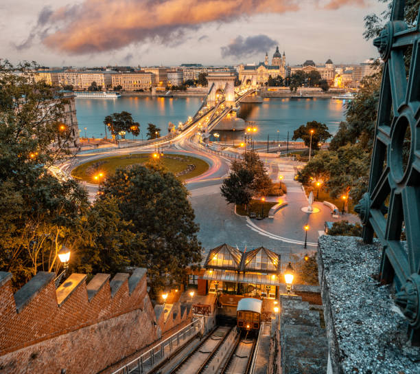 budapest bei nacht. blick von der budaer seite auf die donau und die kettenbrücke, budapest, ungarn - chain bridge budapest night bridge stock-fotos und bilder