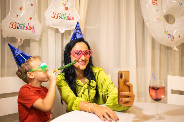 hermana tomándose selfie, mientras su hermano celebra su cumpleaños - ahijado fotografías e imágenes de stock