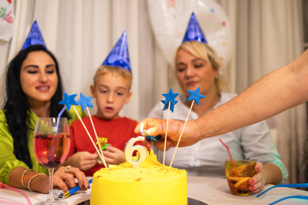 niño caucásico celebrando su 6º cumpleaños con su madre - ahijado fotografías e imágenes de stock