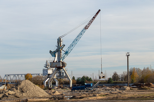 Lifting machine, port crane for moving heavy loads and loading sand