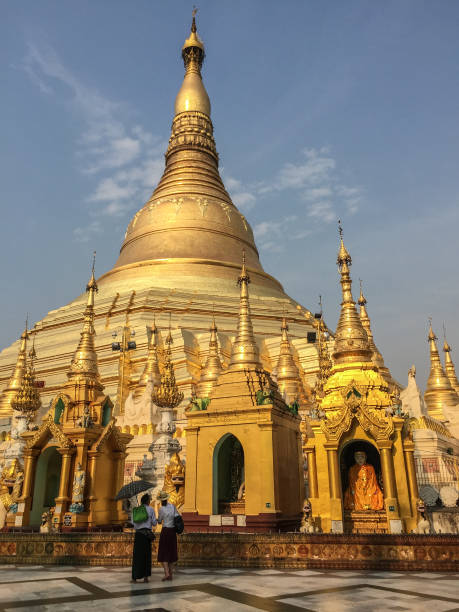 shwedagon pagoda in yangon, myanmar  - shwedagon pagoda стоковые фото и изображения