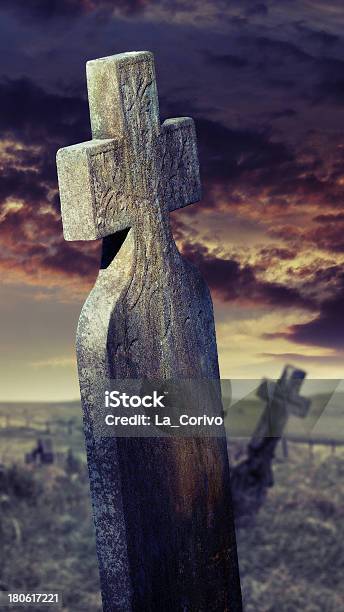 Gotico Paesaggio Cimitero Con Cielo Variabile - Fotografie stock e altre immagini di A forma di croce - A forma di croce, Animale morto, Arancione