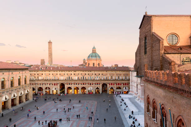 볼로냐. 에밀리아, 로마냐, 이탈리아, 유럽에 있는 중세 도시. 예술과 문화. 마조레 광장 (piazza maggiore)을 위해 전 세계에서 온 관광객들. - emilia 뉴스 사진 이미지