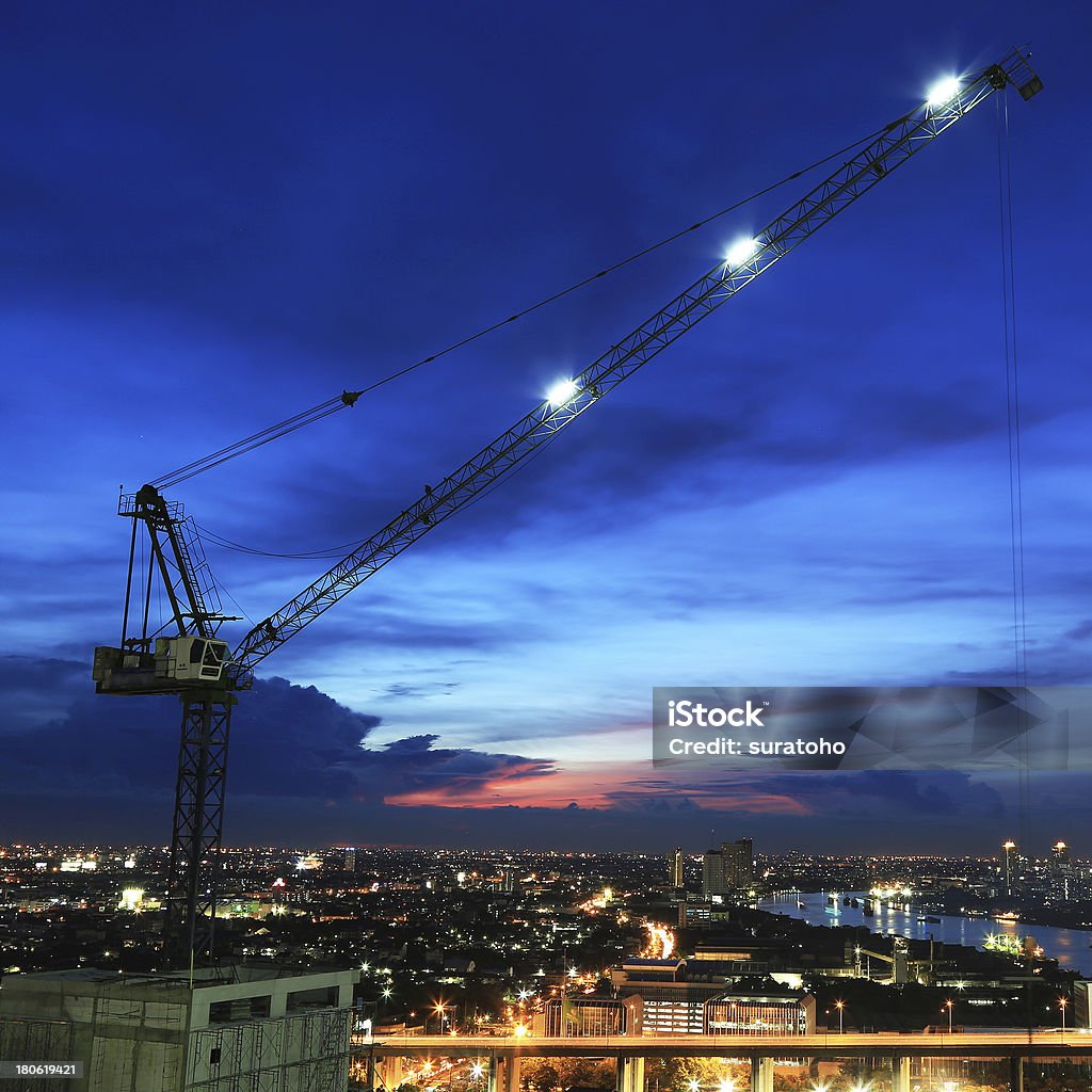 Стройплощадка в ночь - Стоковые фото Башня роялти-фри