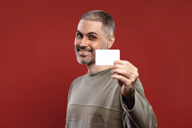 흰 카드를 들고 웃는 남자 - expressive hands flash 뉴스 사진 이미지