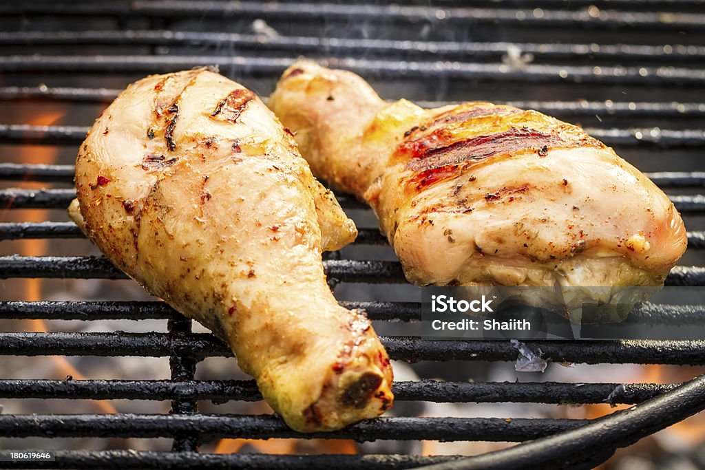 Nahaufnahme von gegrilltes Hühnchen auf dem grill im Sommer - Lizenzfrei Am Spieß gebraten Stock-Foto