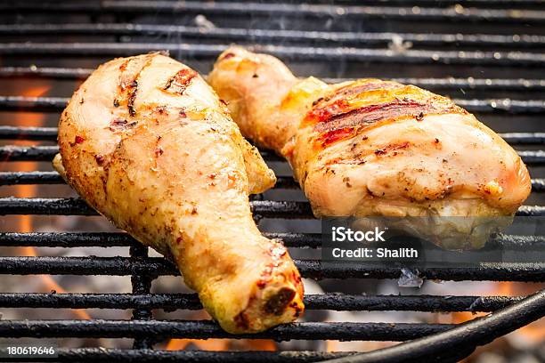 Nahaufnahme Von Gegrilltes Hühnchen Auf Dem Grill Im Sommer Stockfoto und mehr Bilder von Am Spieß gebraten