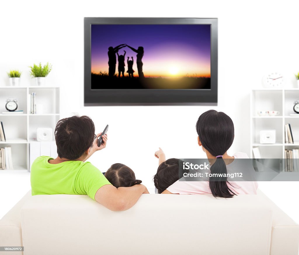 Familia viendo la televisión en la sala de estar - Foto de stock de Familia libre de derechos