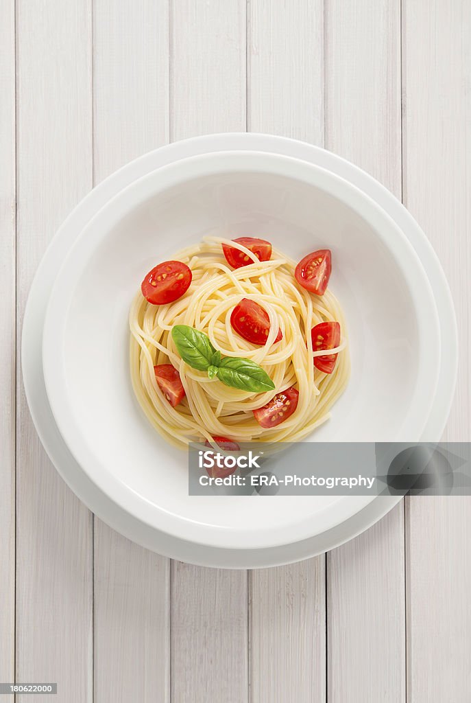 Pasta mit Tomaten und Basilikum - Lizenzfrei Basilikum Stock-Foto