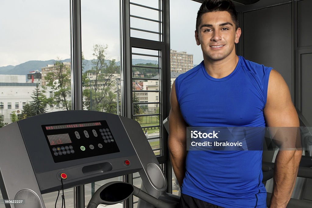 Heureux jeune homme au repos après l'entraînement dans la salle de sport - Photo de Activité libre de droits