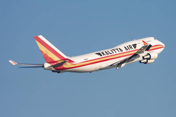 kalitta air boeing 747-400 n745ck samolot towarowy odlot i start na lotnisku hong kong chek lap kok - c._k. zdjęcia i obrazy z banku zdjęć