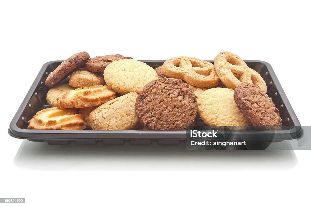 Mucchio di cookie sul vassoio in plastica nera, isolata - Foto stock royalty-free di Alimentazione non salutare